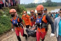 Tim SAR Gabungan Saat Evakuasi Jasat Korban Tenggelam di Sungai Batang Tebo. [FOTO : Hms Basarnas Jambi]