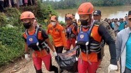 Tim SAR Gabungan Saat Evakuasi Jasat Korban Tenggelam di Sungai Batang Tebo. [FOTO : Hms Basarnas Jambi]