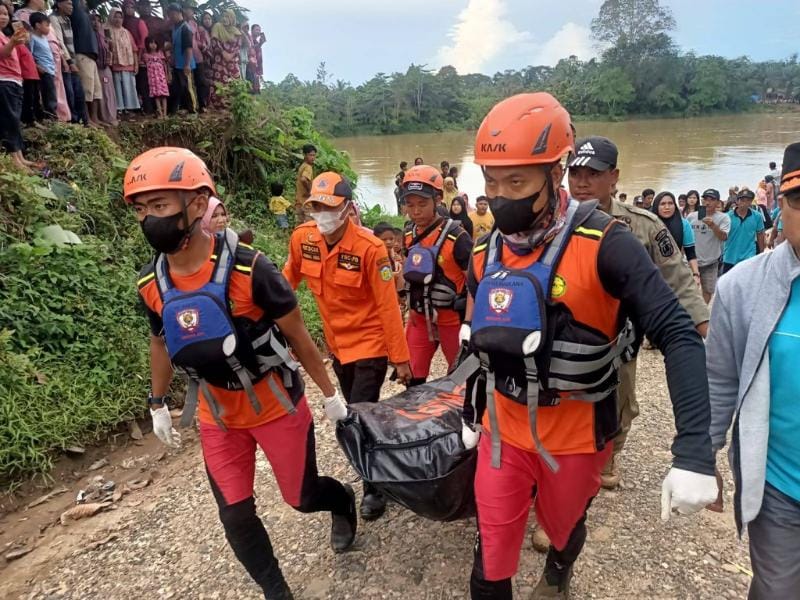 Tim SAR Gabungan Saat Evakuasi Jasat Korban Tenggelam di Sungai Batang Tebo. [FOTO : Hms Basarnas Jambi]