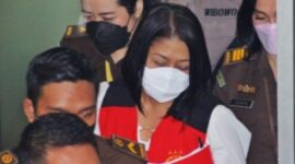 Putri Candrawathi (PC) usai Persidangan Kasus Obstruction of Justice, Penghalang Penyidikan Perkara, di Pengadilan Negeri, Ampera, Jakarta Selatan, Senin (17/10/22), pukul 15:30 WIB. [FOTO : Tvonenews.com]


