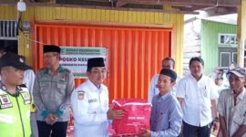 Bupati Anwar Sadat didampingi Sekda Agus Sanusi dan Ketua Baznas Tanjab Barat M. Said, Kepala Dinas Sosial Sarifuddin saat menyerahkan bantuan kepada Korban musibah kebakaran. FOTO : Bas/LT
