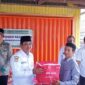 Bupati Anwar Sadat didampingi Sekda Agus Sanusi dan Ketua Baznas Tanjab Barat M. Said, Kepala Dinas Sosial Sarifuddin saat menyerahkan bantuan kepada Korban musibah kebakaran. FOTO : Bas/LT