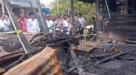 Bupati Anwar Sadat Saat Kunjungi Lokasi kebakaran. FOTO : Bas/LT