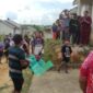 Petugas Gabungan Saat Mengevakuasi Korban Terbakar dari Dalam Rumah. FOTO : Ist.