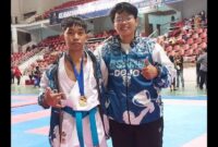 Senpay Dessy Amalia bersama M Akbar Anak Tukang Becak peraih Medali Emas di Kejuaraan Karate Piala Kapolresta Barelang Batam. FOTO : Ist