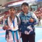 Senpay Dessy Amalia bersama M Akbar Anak Tukang Becak peraih Medali Emas di Kejuaraan Karate Piala Kapolresta Barelang Batam. FOTO : Ist