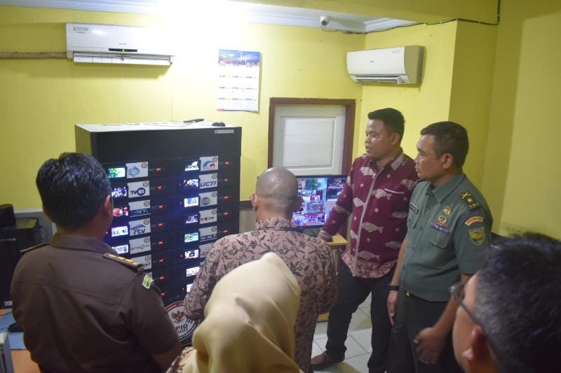 Kapenrem 042/Gapu Mayor Inf RM Hatta Saat Hadiri Launching Studio Monitoring, Call Center dan Website KPID. FOTO : Penrem
