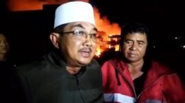 FOTO : Bupati Tanjab Barat H. Anwar Sadat di Lokasi Kebakaran.