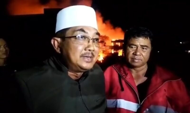 FOTO : Bupati Tanjab Barat H. Anwar Sadat di Lokasi Kebakaran.