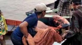 Warga Saat Memgevakuasi Jasad Korban di Tepi Sungai. FOTO : Ist/Tl