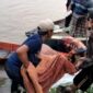 Warga Saat Memgevakuasi Jasad Korban di Tepi Sungai. FOTO : Ist/Tl