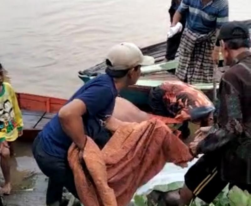 Warga Saat Memgevakuasi Jasad Korban di Tepi Sungai. FOTO : Ist/Tl