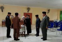 Kepala BKPSDM H. R. Gatot Suwarso, SH, MH bersama Pejabat Dilantik. FOTO : Ist