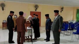 Kepala BKPSDM H. R. Gatot Suwarso, SH, MH bersama Pejabat Dilantik. FOTO : Ist