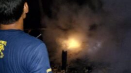 Warga Kesulitan Memadamkan Api Sebab Hanya Menggunakan Alat Seadanya. FOTO : Ist
