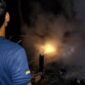 Warga Kesulitan Memadamkan Api Sebab Hanya Menggunakan Alat Seadanya. FOTO : Ist