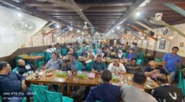 H. Mashuri bersama Jamal Darmawan dan Pengurus DPC serta Srikandi Demokrat Tanjung Jabung Barat ngopi bersama Masyarakat. FOTO : Dok Partai Demokrat
