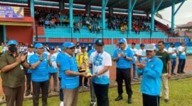 Bupati Anwar Sadat Memyerahkan Piala Bergikir Kepada Ketua Panitia Bupati Cup 2022 Hermasnyah. FOTO : Ngah/Lt