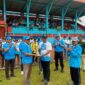 Bupati Anwar Sadat Memyerahkan Piala Bergikir Kepada Ketua Panitia Bupati Cup 2022 Hermasnyah. FOTO : Ngah/Lt