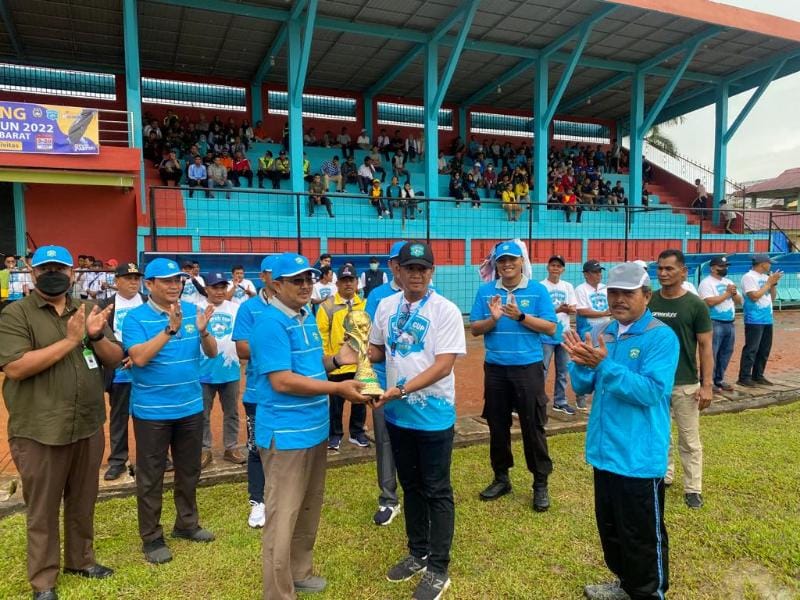 Bupati Anwar Sadat Memyerahkan Piala Bergikir Kepada Ketua Panitia Bupati Cup 2022 Hermasnyah. FOTO : Ngah/Lt