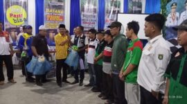 Ketua Pengkab Percasi Tanjab Barat H. Muh Sjafril Simamora memberikan souvernir dan penghargaan kepada para Ketua Percasi Kabupaten Kota yang turut menyukseskan jalannya Kejurprov Catur Jambi 2022. FOTO : Bas/LT