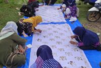 Para peserta saat mengikuti Teori dan Praktek Pelatihan Batik dari Pelatih. FOTO : Dok Dekranasda