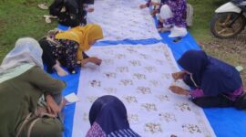 Para peserta saat mengikuti Teori dan Praktek Pelatihan Batik dari Pelatih. FOTO : Dok Dekranasda