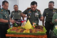 Danrem 042/Gapu Brigjen TNI Supriono Saat Potong Tumpeng Syukuran HUT ke-63 di Makorem 042/Gapu, Jambi, Kamis (10/11/22). FOTO : PENREM
