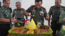 Danrem 042/Gapu Brigjen TNI Supriono Saat Potong Tumpeng Syukuran HUT ke-63 di Makorem 042/Gapu, Jambi, Kamis (10/11/22). FOTO : PENREM