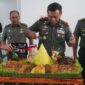 Danrem 042/Gapu Brigjen TNI Supriono Saat Potong Tumpeng Syukuran HUT ke-63 di Makorem 042/Gapu, Jambi, Kamis (10/11/22). FOTO : PENREM