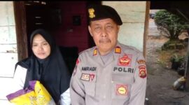 Kasi Humas Polres Muaro Jambi AKP Amradi, SE Ketika Serahkan Bansos Jumat Berkah ke Warga RT 14 Desa Bukit Baling. FOTO : HMS PMJ