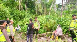 Polsek dan Warga Pauh Sisir Perkebunan Hingga Sungai Cari Korban Hilang. [FOTO : Situs Polri.go.id]
