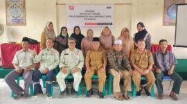 Kegiatan sosialisasi Forum Komunikasi dan Koordinasi (FKK) Kecamatan di Desa Bram Itam Raya yang bertugas melakukan rekrutmen tenaga kerja lokal di Ring I (Satu). FOTO : Ist