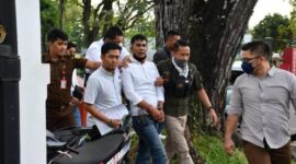 Jaksa Saat Membawa Terpidana Andy dari PN Jambi. FOTO : Dhea/Ist.
