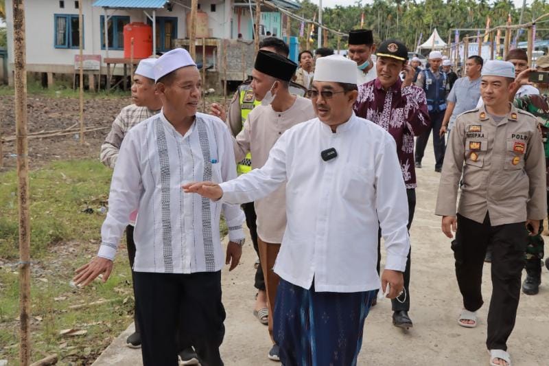 Anwar saat meninjau lokasi MTQ di Desa Suak Labu, Jumat (18/11/22). FOTO : Ist