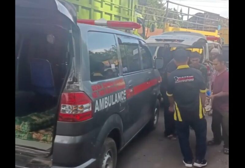 Viral Ambulance Jenazah Terjebak Macet di Batanghari, Ini Penjelasan Polda Jambi. FOTO : Tangkapan Layar
