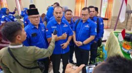 Wakil Ketua DPD Partai Demokrat H. Amir Sakib didampingi Ketua Bappiluda Jambi Ahmad Fauzi Ansori dan Ketua DPC Partai Demokrat Jamal Darmawan Sie disela kegiatan pendidikan politik, Sabtu (26/11/22). FOTO : Ist