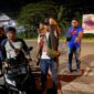 Polisi Menunjujan Salah Satu BB Berupa Kayu Bulat yang diamankan dari Kelompol RK Family. FOTO : HMS