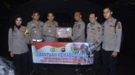 Kasubdit Gakkum Ditpolairud Polda Jambi AKBP Imam Rachman Menyerahkan Bantuan Kemanusian Polda Jambi ke Kapolres Cianjur AKBP Doni, Minggu malam (27/11/22). FOTO : HMS.