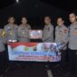 Kasubdit Gakkum Ditpolairud Polda Jambi AKBP Imam Rachman Menyerahkan Bantuan Kemanusian Polda Jambi ke Kapolres Cianjur AKBP Doni, Minggu malam (27/11/22). FOTO : HMS.