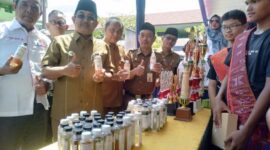 Bupati H. Anwar Sadat didampingi Kepala SMAN 1 Kadiman, Kepala Dinas Pendidikan Dahlan, Ketua Komite Mardan Hasibuan dan OPD terkait menunjukkan hasil Project Siswa saat SMAN 1 Expo 2022, Senin (28/11/22). FOTO : Bas/LT