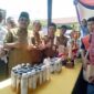 Bupati H. Anwar Sadat didampingi Kepala SMAN 1 Kadiman, Kepala Dinas Pendidikan Dahlan, Ketua Komite Mardan Hasibuan dan OPD terkait menunjukkan hasil Project Siswa saat SMAN 1 Expo 2022, Senin (28/11/22). FOTO : Bas/LT