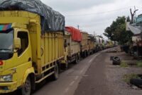 Truk Angkutan Batu Bara di Lintasan Jambi Saat Ini Menjadi Salah Satu Penyebab Kemacetan. FOTO : Ist/Net