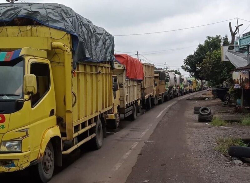 Truk Angkutan Batu Bara di Lintasan Jambi Saat Ini Menjadi Salah Satu Penyebab Kemacetan. FOTO : Ist/Net