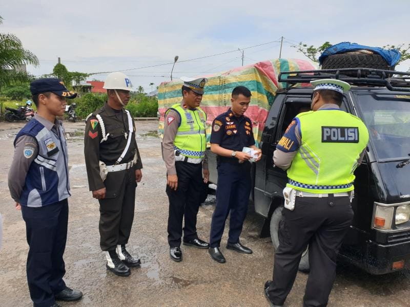 Kegiatan operasi gabungan penertiban kendaraan penumpang dan barang di Terminal Pembengis, Kabupaten Tanjung Jabung Barat. FOTO : Dok. Operasi Gabungan