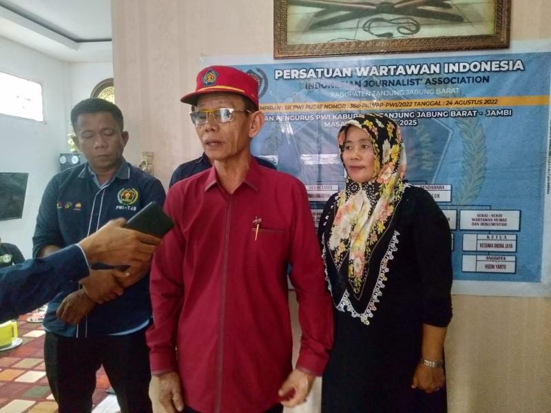 Ketua PWI Provinsi Jambi H. Ridwan Agus Depati didampingi Ketua dan Pengurus PWI Tanjung Jabung Barat. FOTO : Bas/LT