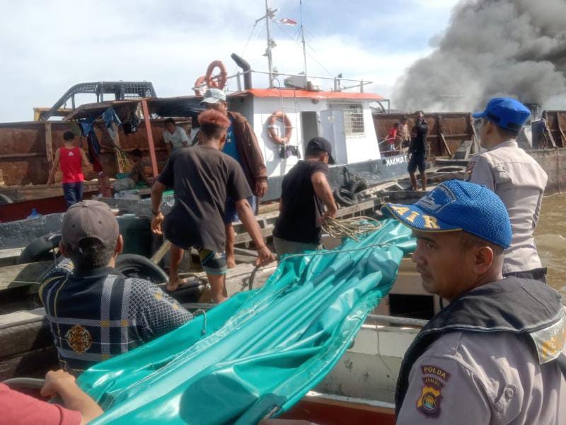 Kapal Tongkang MP XXI terbakar di Muara Kampung Laut, Kabupaten Tanjung Jabung Timur, Senin (19/12/22). FOTO : Basarnas