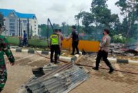 Polsek Jaluko Pasang Garis Polidi di Lokasi Lima Unit Kantin Kampus UIN Jambi Terbakar. FOTO : Humas PMJ