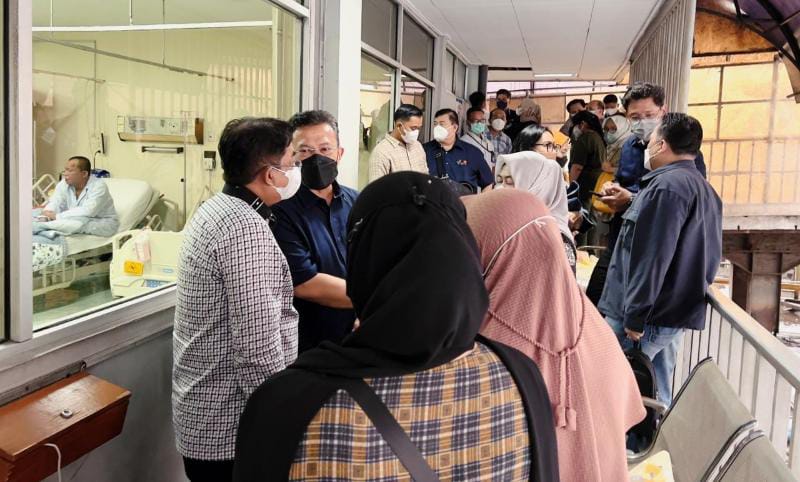 Bupati H. Anwar Sadat Saat Membesuk empat pekerja di ruang perawatan rumah sakit RSUP di Jakarta, Senin (26/12/22). FOTO : Hms Petrochina.