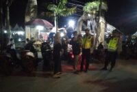 Warga (Pengunjung) IPP-TJB Expo foto bersama petugas Kepolisian Polres Tanjab Barat di Alun - Alun Kota Kuala Tungkal, Sabtu (31/12/22) Malam. FOTO : Bas/LT